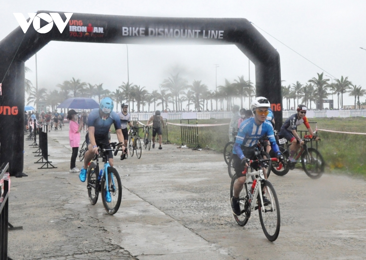 ironman 70.3 việt nam 2022 thử thách vĐv bằng cơn mưa lớn kéo dài hình ảnh 5 ironman 70.3 viet nam 2022 thu thach vDv bang con mua lon keo dai hinh anh 5