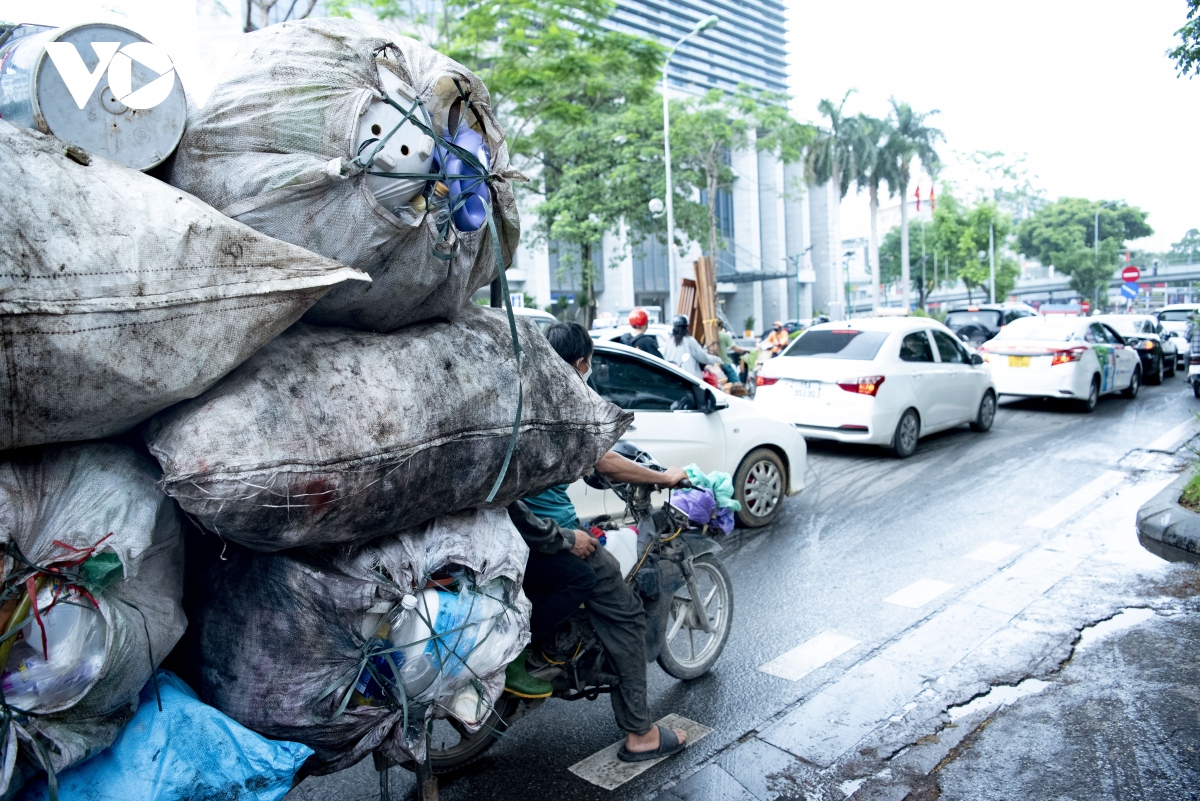 xe tu che cho hang cong kenh ngang nhien lam xiec truoc mat csgt o ha noi hinh anh 5