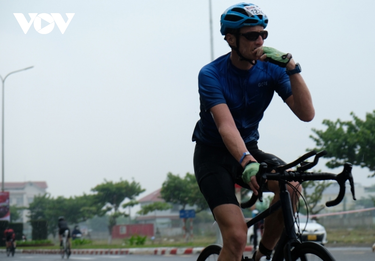 ironman 70.3 việt nam 2022 thử thách vĐv bằng cơn mưa lớn kéo dài hình ảnh 7 ironman 70.3 viet nam 2022 thu thach vDv bang con mua lon keo dai hinh anh 7