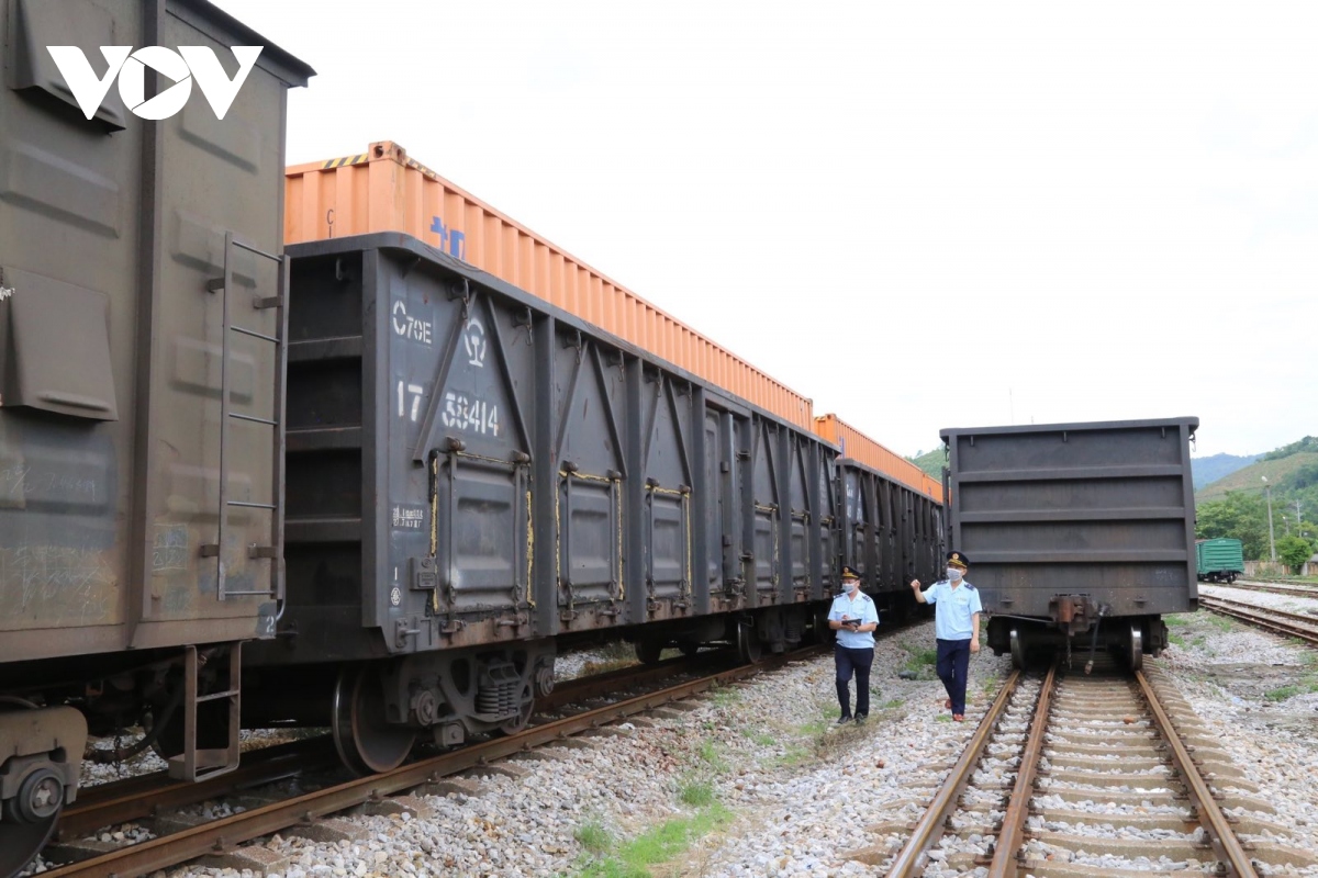 khan truong khac phuc mua lon tren tuyen duong sat lien van quoc te ha noi - Dong Dang hinh anh 1