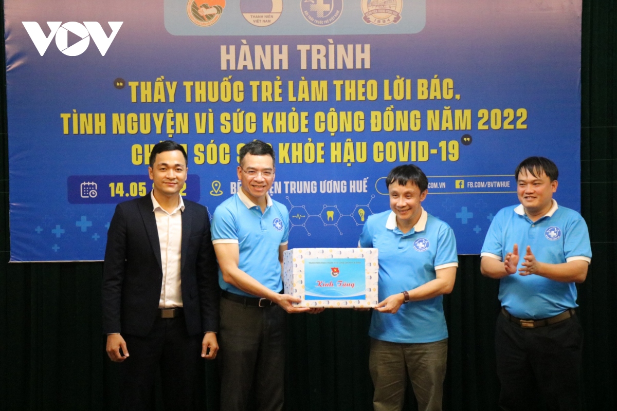 ra quan hanh trinh thay thuoc tre lam theo loi bac, tinh nguyen vi suc khoe cong dong hinh anh 2