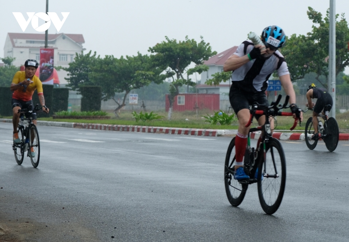 ironman 70.3 viet nam 2022 thu thach vDv bang con mua lon keo dai hinh anh 8