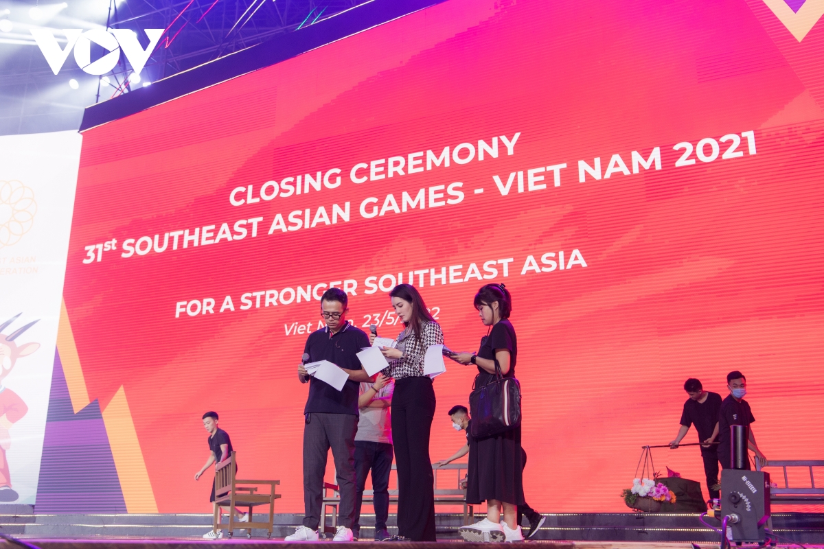 A hau thuy van de mat moc xinh dep di tong duyet be mac sea games voi Duc bao hinh anh 4