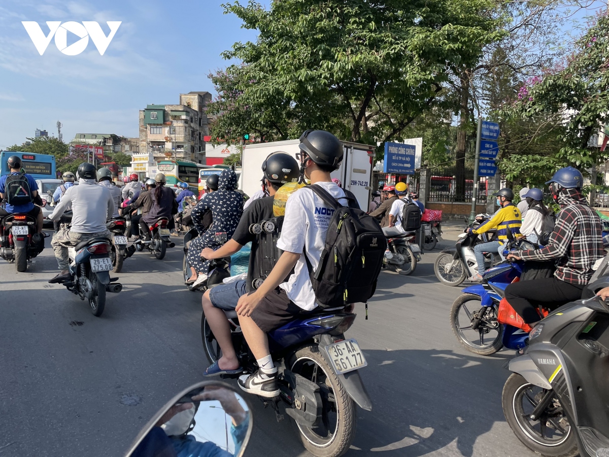 nguoi dan tay xach nach mang un un tro lai ha noi sau ky nghi le 30 4 hinh anh 1