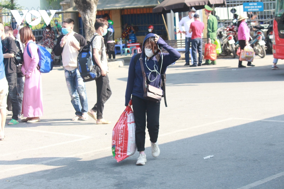 nguoi dan tay xach nach mang un un tro lai ha noi sau ky nghi le 30 4 hinh anh 10