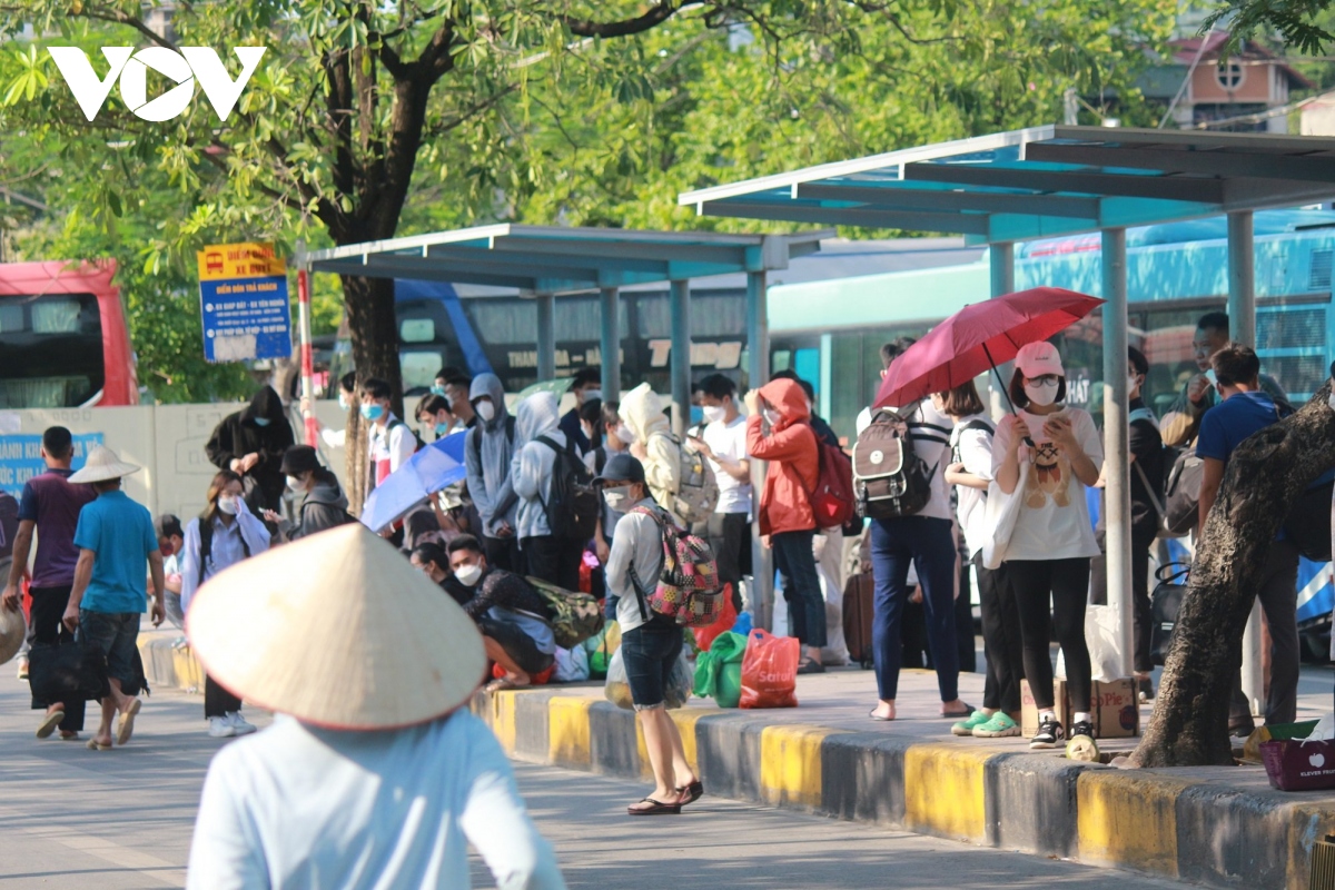 nguoi dan tay xach nach mang un un tro lai ha noi sau ky nghi le 30 4 hinh anh 19