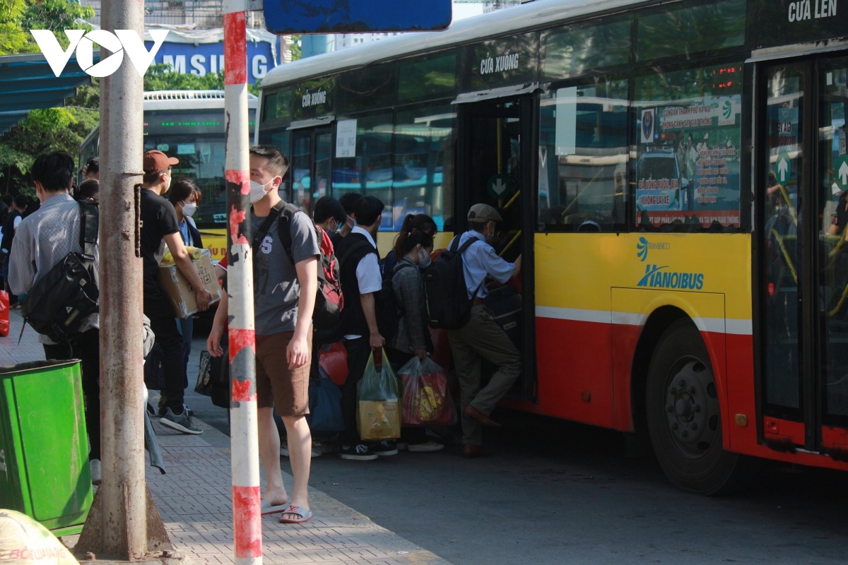 nguoi dan tay xach nach mang un un tro lai ha noi sau ky nghi le 30 4 hinh anh 20