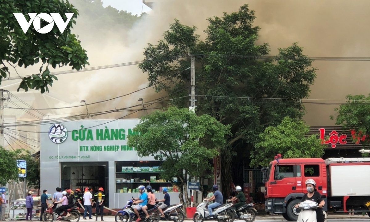 dap tat dam chay tai cua hang nong san o thanh pho yen bai hinh anh 1