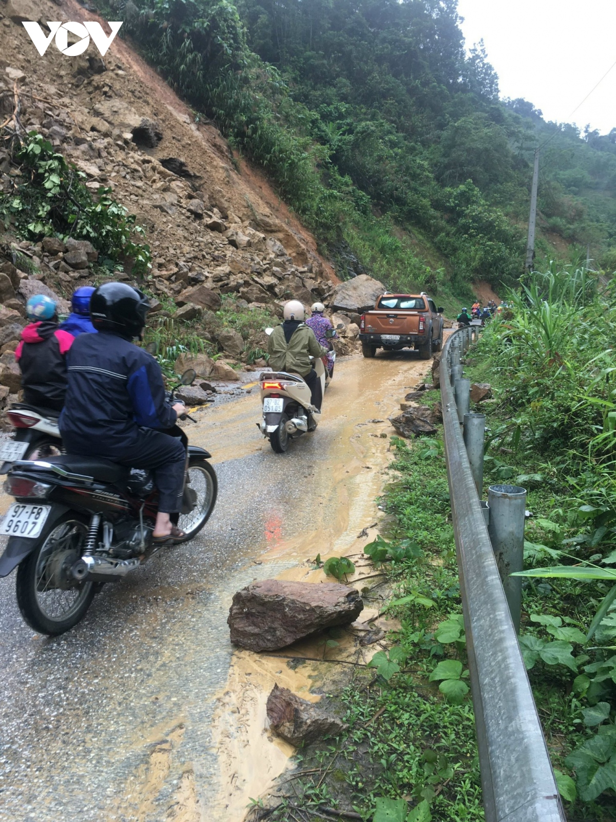 nhieu tuyen giao thong tiep tuc bi sat lo do mua lon o bac kan hinh anh 2