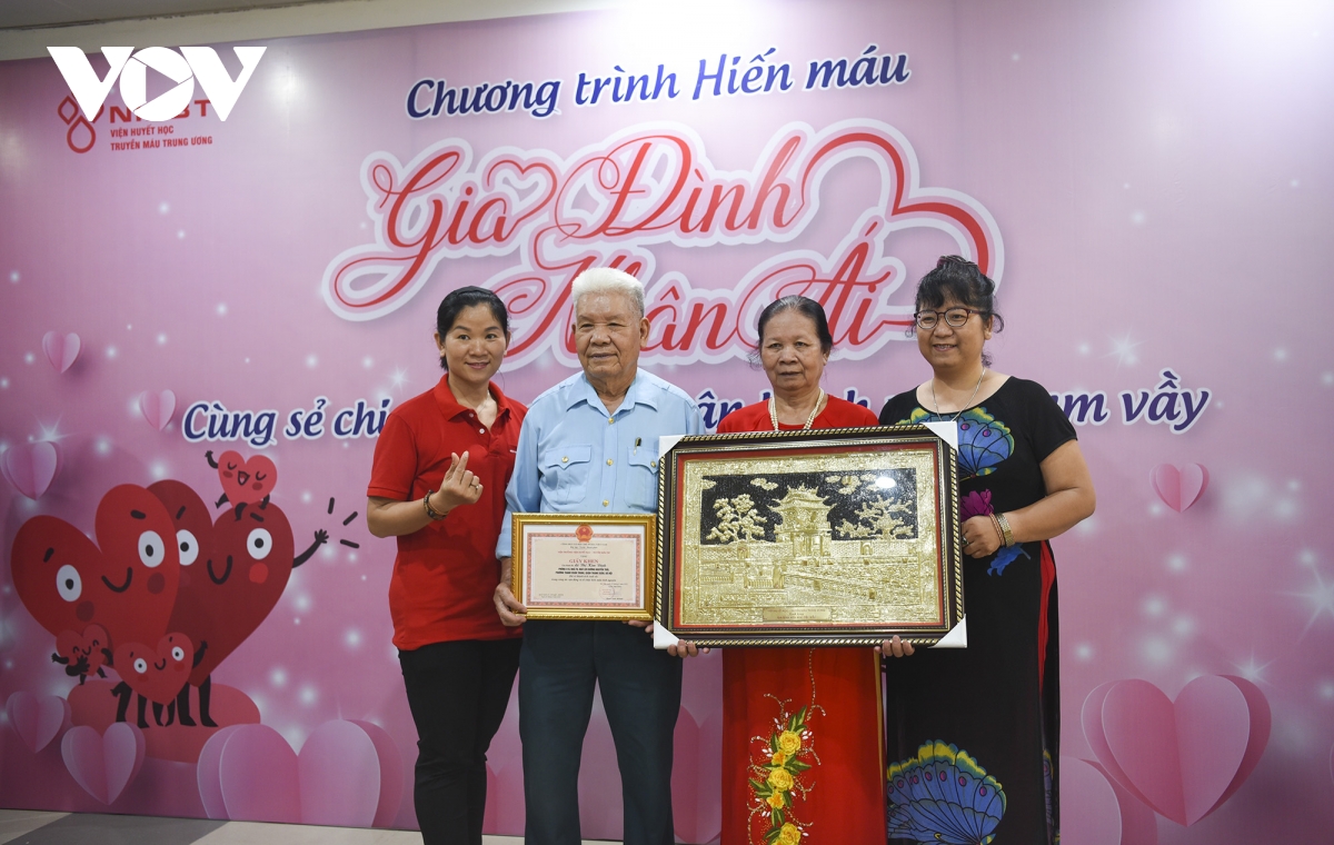 chuyen ve gia dinh hon 500 lan hien mau cuu nguoi hinh anh 2