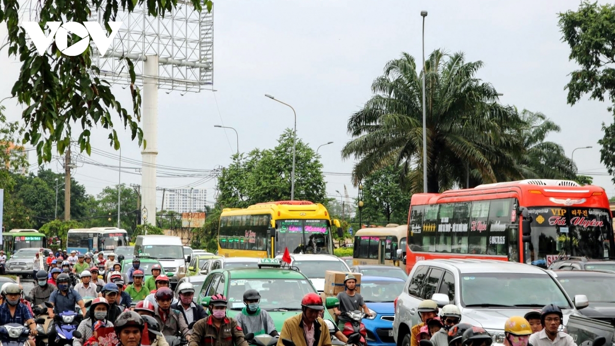 Giá xăng dầu tăng mạnh, các nhà xe lâm vào cảnh “tiến thoái lưỡng nan”