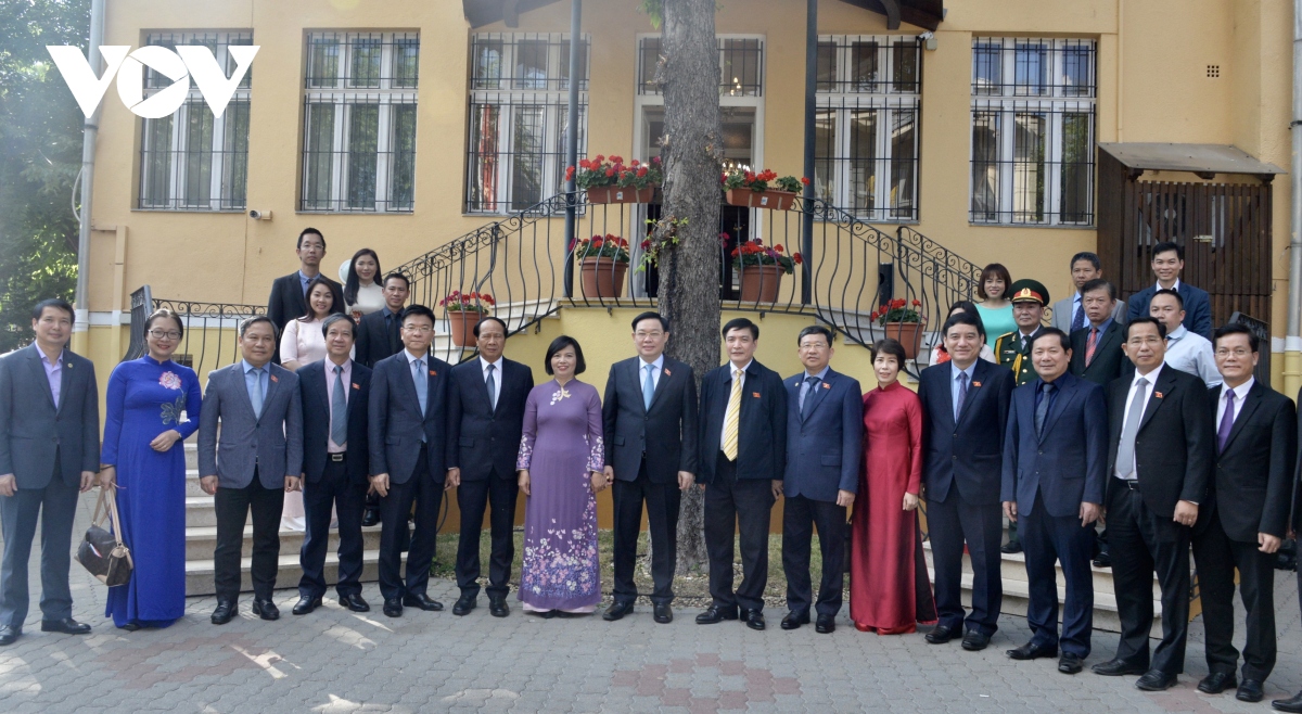 chu tich quoc hoi gap mat cong dong nguoi viet nam tai hungary hinh anh 3 chu tich quoc hoi gap mat cong dong nguoi viet nam tai hungary hinh anh 3