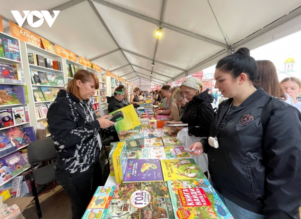 lễ hội sách quảng trường Đỏ lần thứ 8 tại thủ đô moscow, nga hình ảnh 3 le hoi sach quang truong Do lan thu 8 tai thu do moscow, nga hinh anh 3