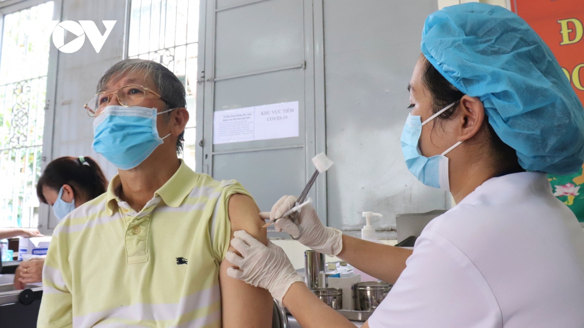 nguoi dan tp.hcm khong tiem vaccine covid-19 phai ky cam ket, chiu trach nhiem hinh anh 1