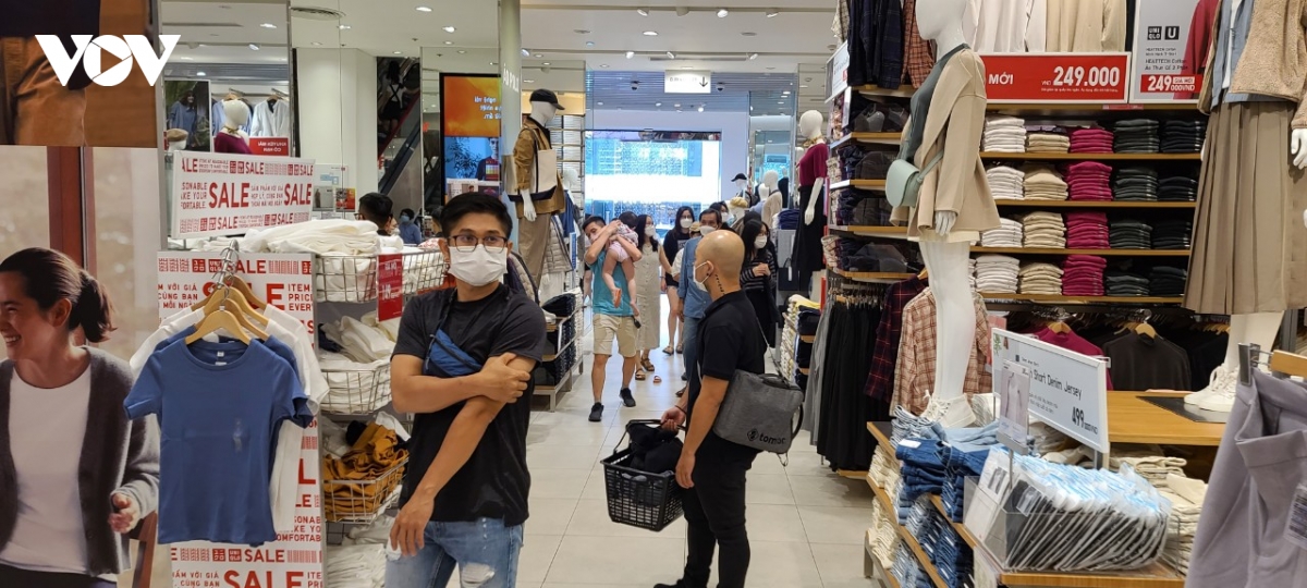 tp.hcm ron rang mua sam trong 10 ngay dau giam gia hinh anh 3