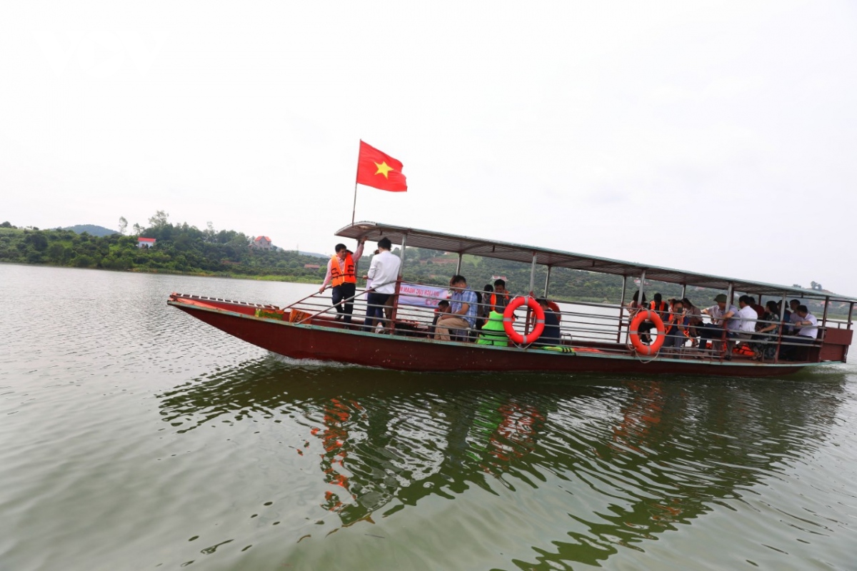 Một thoáng "bồng bềnh" trên hồ Cấm Sơn, Bắc Giang