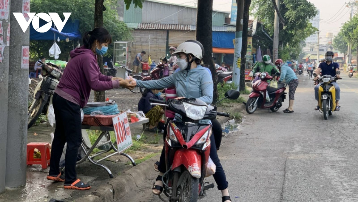 cong nhan quay cuong trong bao gia hinh anh 1