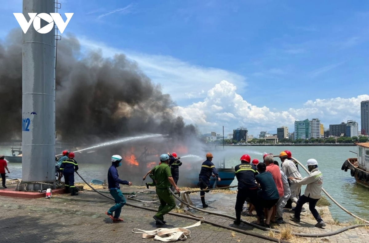 chay 2 tau ca giua trua nang o Da nang hinh anh 1