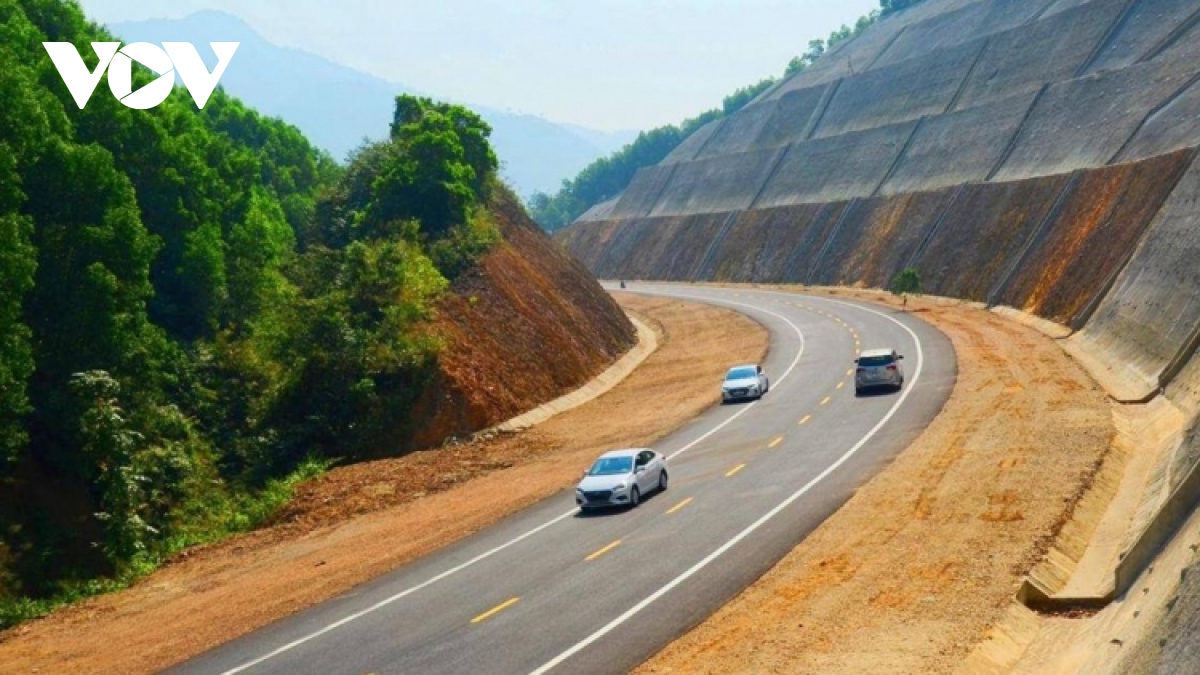 "Vì sao tuyến đường Hồ Chí Minh qua 5 khóa Quốc hội vẫn chưa được thông tuyến"?