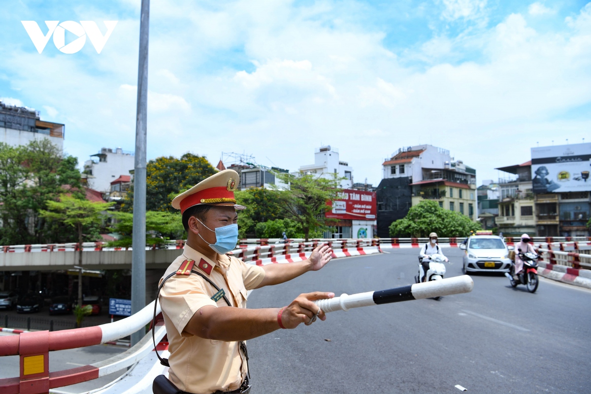 canh sat giao thong ha noi dam mo hoi lam nhiem vu giua nang do lua hinh anh 1