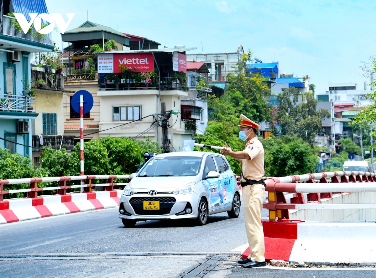 canh sat giao thong ha noi dam mo hoi lam nhiem vu giua nang do lua hinh anh 3