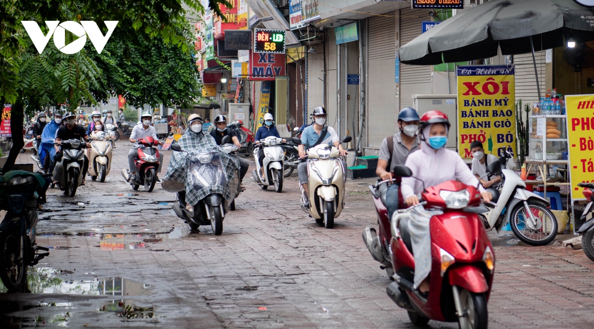 nguoi tham gia giao thong di chuyen hon loan tai nut giao nguyen trai - nguyen xien hinh anh 5