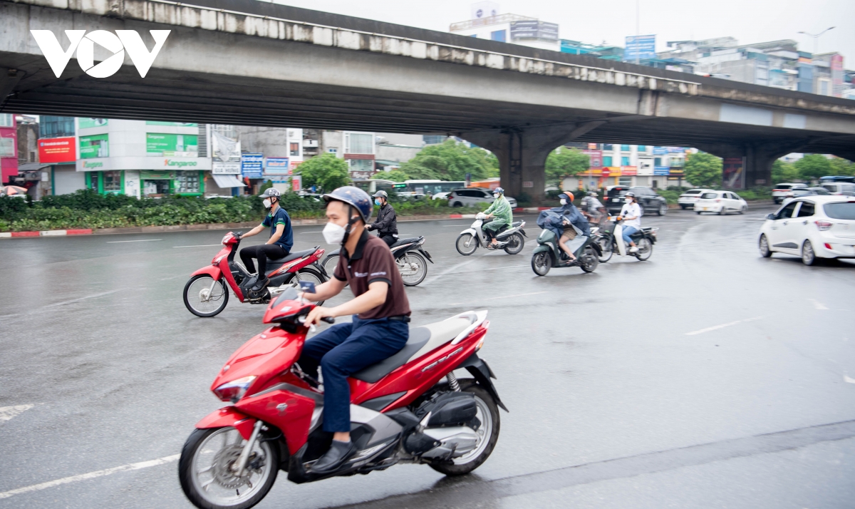 nguoi tham gia giao thong di chuyen hon loan tai nut giao nguyen trai - nguyen xien hinh anh 11