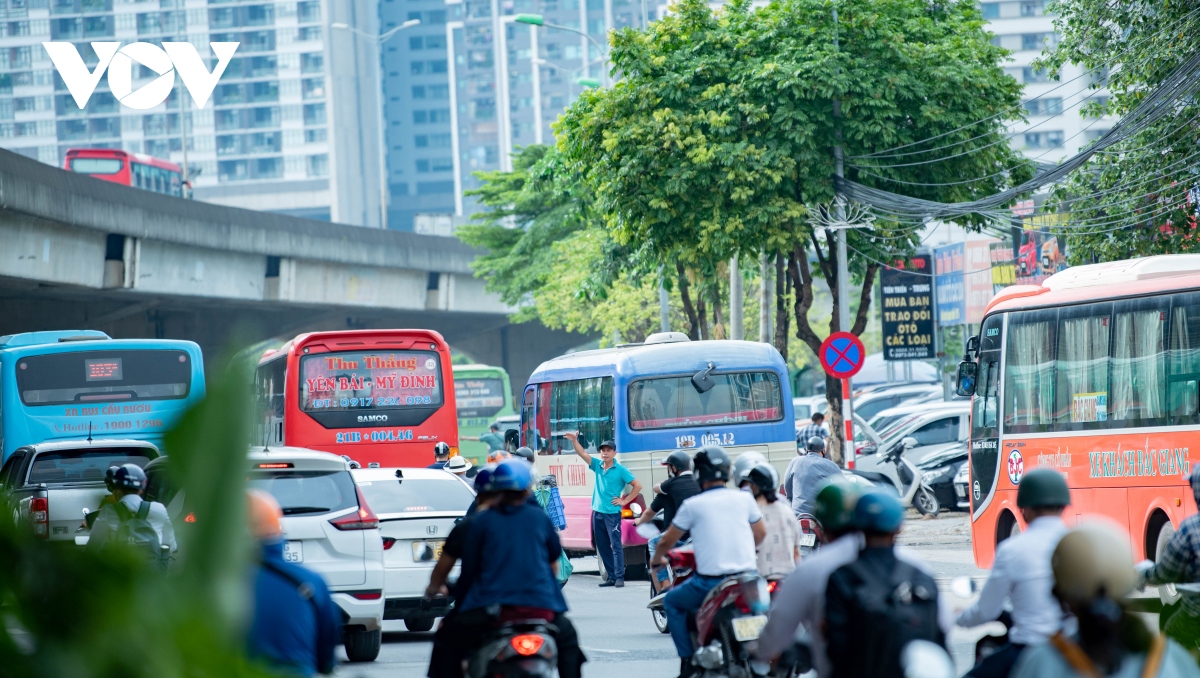  ben xe chui tren duong pham hung co quan chuc nang o dau hinh anh 1