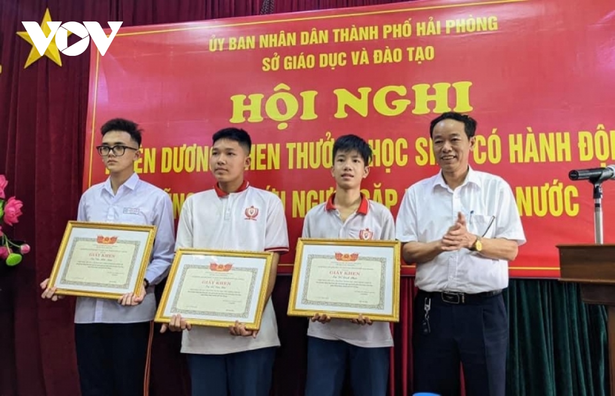 hai phong khen thuong 4 hoc sinh dung cam cuu nguoi bi duoi nuoc hinh anh 2