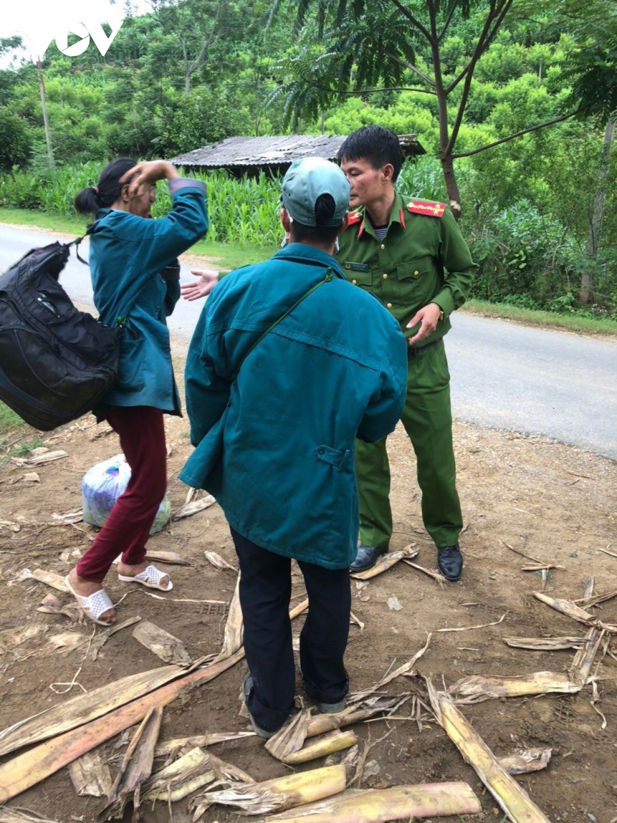 chien si cong an xa giup nguoi khuyet tat ve nha an toan truoc con dong hinh anh 1