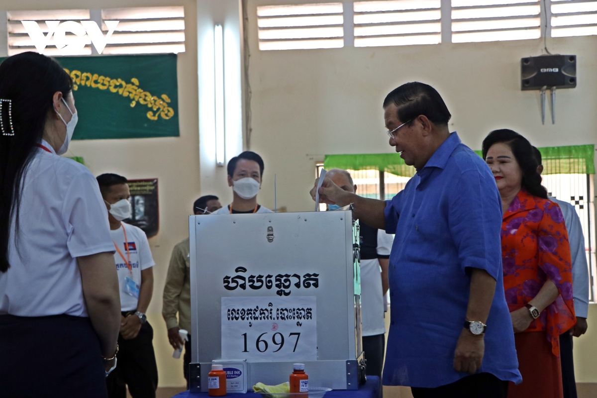 cu tri campuchia di bo phieu bau hoi dong xa phuong nhiem ky v hinh anh 2