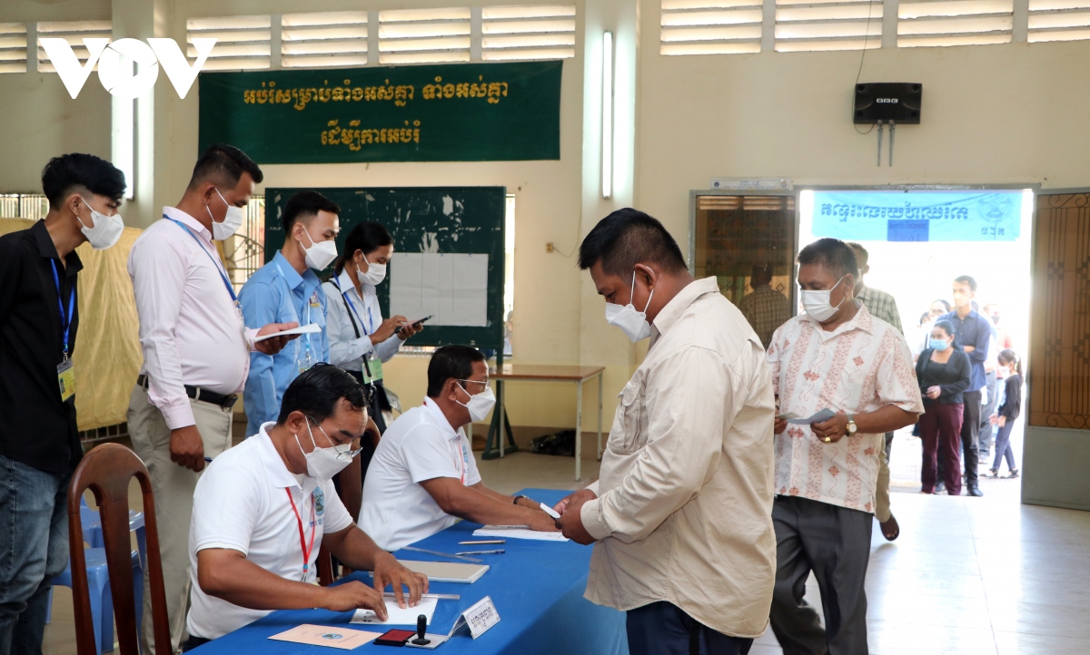 cu tri campuchia di bo phieu bau hoi dong xa phuong nhiem ky v hinh anh 4