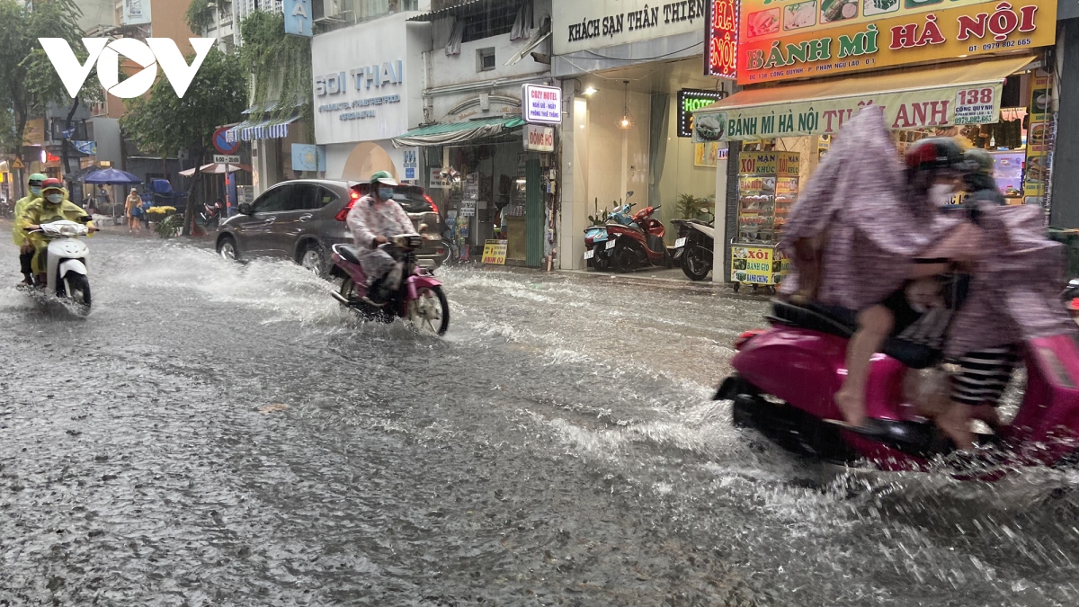 mua lon, nhieu tuyen duong o trung tam tp.hcm bi ngap hinh anh 5