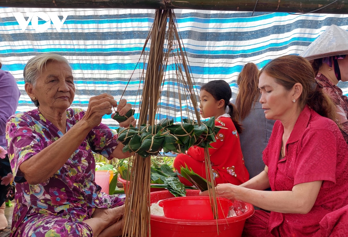 nhon nhip lang nghe goi banh u la tre phuc vu tet Doan ngo o ca mau hinh anh 1