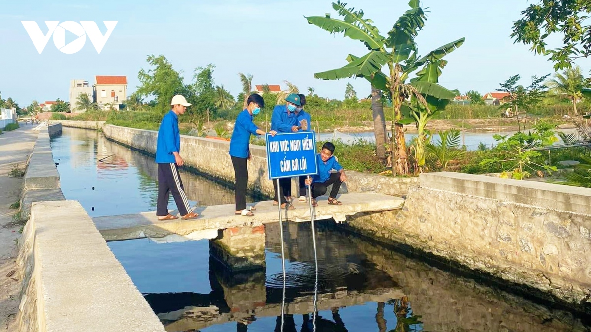 Doan vien thanh nien quang ninh tham gia phong, tranh duoi nuoc tre em hinh anh 6