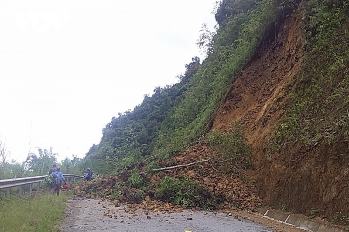 mua lon o son la, lai chau lam sat lo dat da, ach tac nhieu tuyen duong hinh anh 3