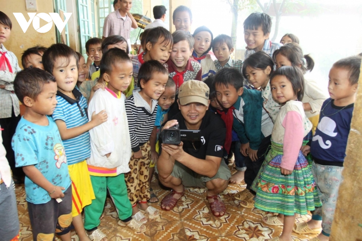 nhà báo vất vả không thấm vào đâu so với nỗi đau của đồng bào hình ảnh 3 nha bao vat va khong tham vao dau so voi noi dau cua dong bao hinh anh 3
