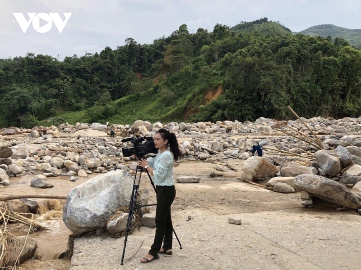 nhà báo vất vả không thấm vào đâu so với nỗi đau của đồng bào hình ảnh 5 nha bao vat va khong tham vao dau so voi noi dau cua dong bao hinh anh 5