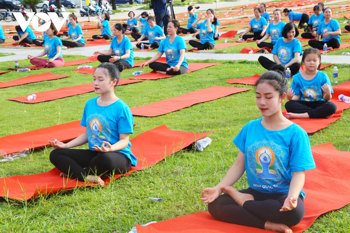 man dong dien yoga day an tuong ben bo di san vinh ha long hinh anh 5