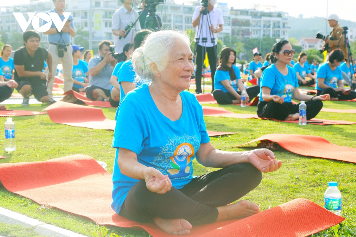 man dong dien yoga day an tuong ben bo di san vinh ha long hinh anh 9