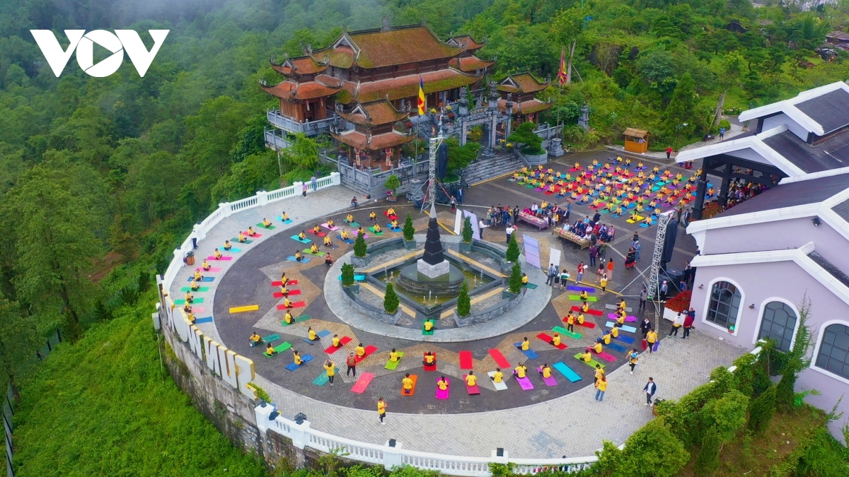 Spectacular yoga performance on Fansipan Mt. peak