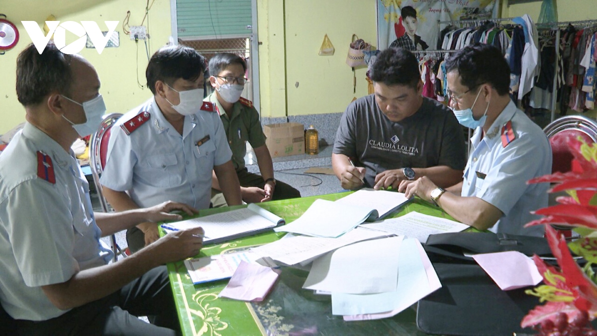bơm tạp chất vào tôm nguyên liệu, cơ sở chế biến bị xử phạt 60 triệu đồng hình ảnh 2 bom tap chat vao tom nguyen lieu, co so che bien bi xu phat 60 trieu dong hinh anh 2
