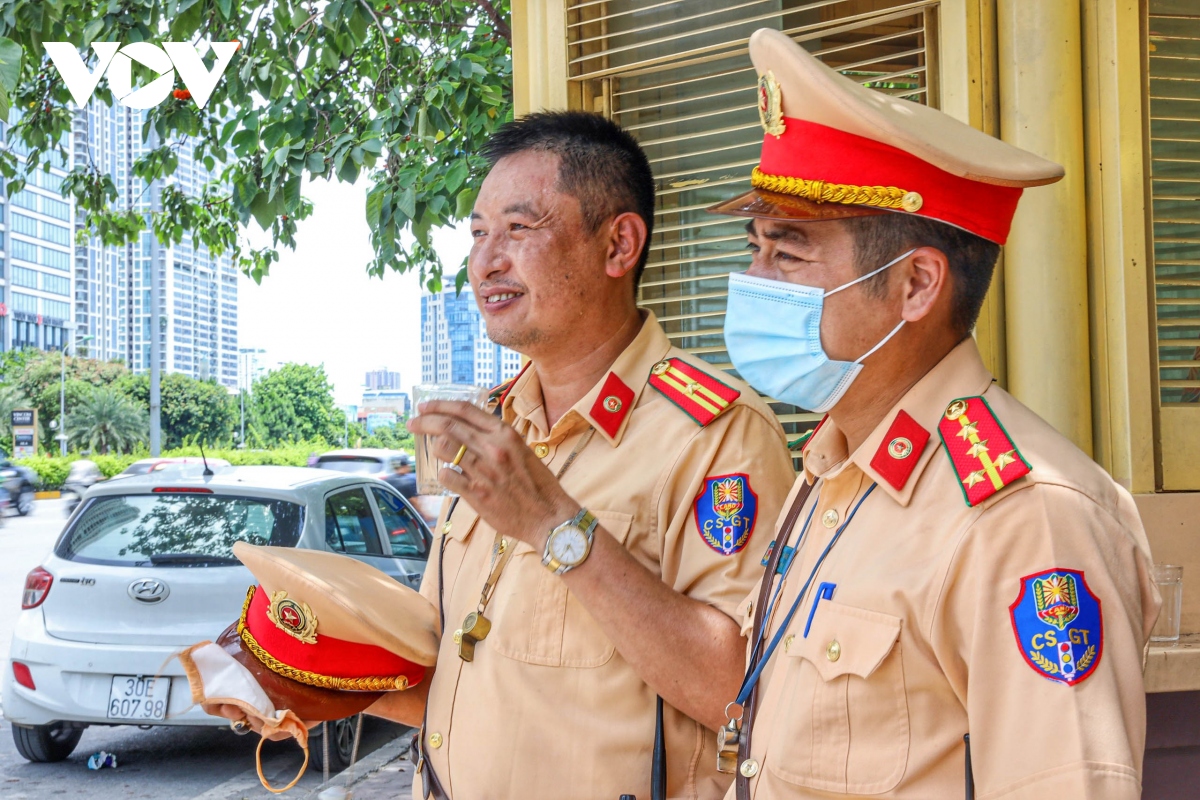 canh sat giao thong ha noi dam mo hoi lam nhiem vu giua nang do lua hinh anh 7