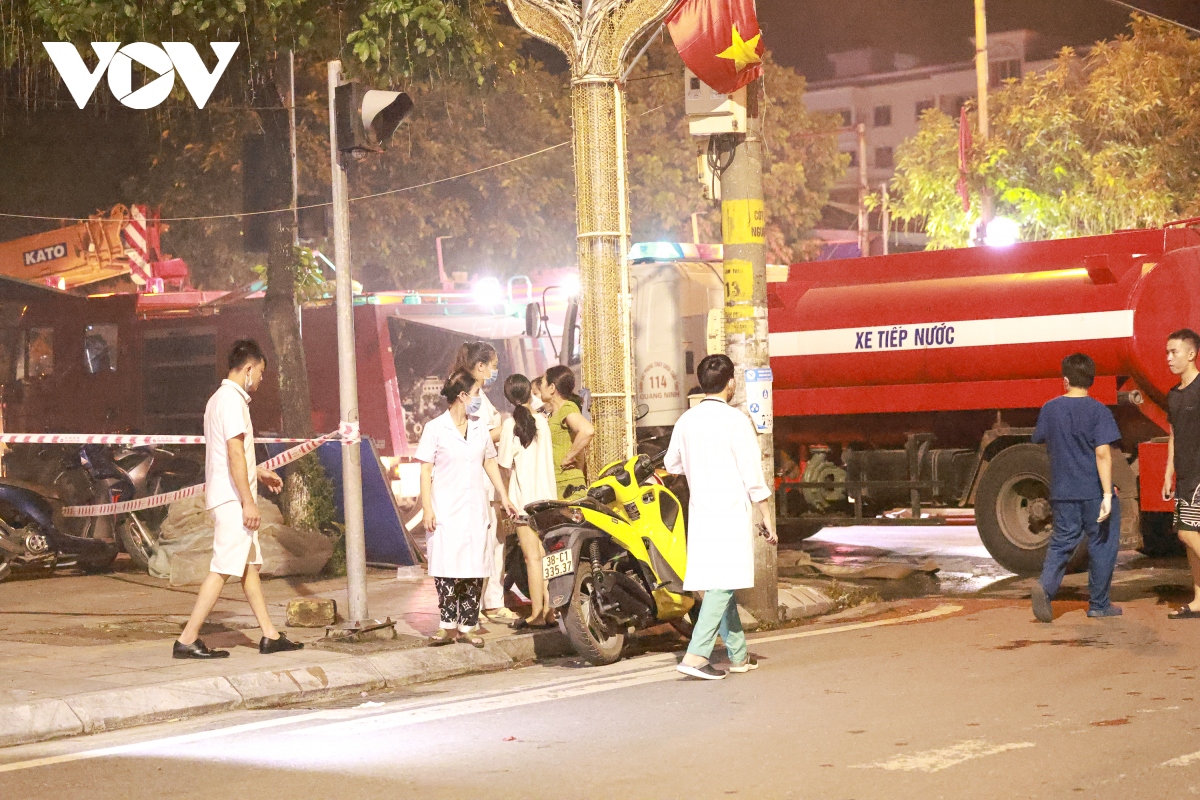 hang tram nguoi hoi ha khong che dam chay lon trong dem o mong cai hinh anh 14