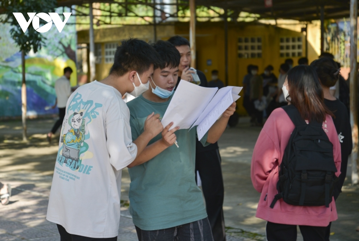 ket thuc ngay thi dau tien, thi sinh phan khoi vi de thi vua suc hinh anh 2