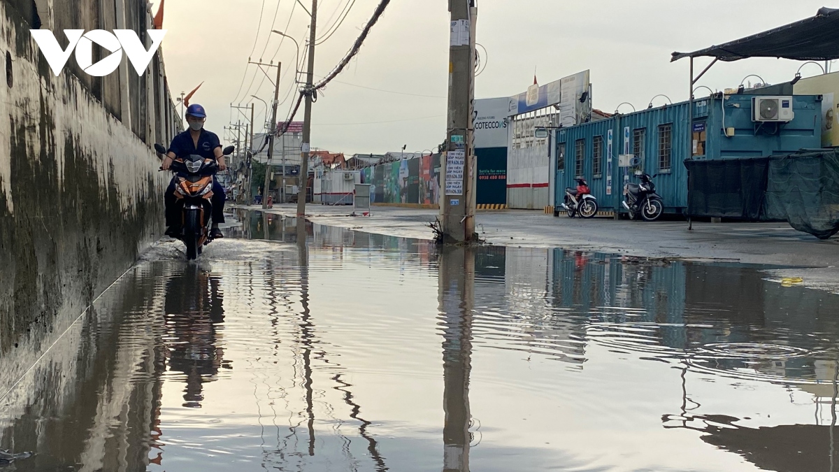 nguoi dan keu cuu vi bun dat tu cong trinh gay tac cong, ngap duong hinh anh 3