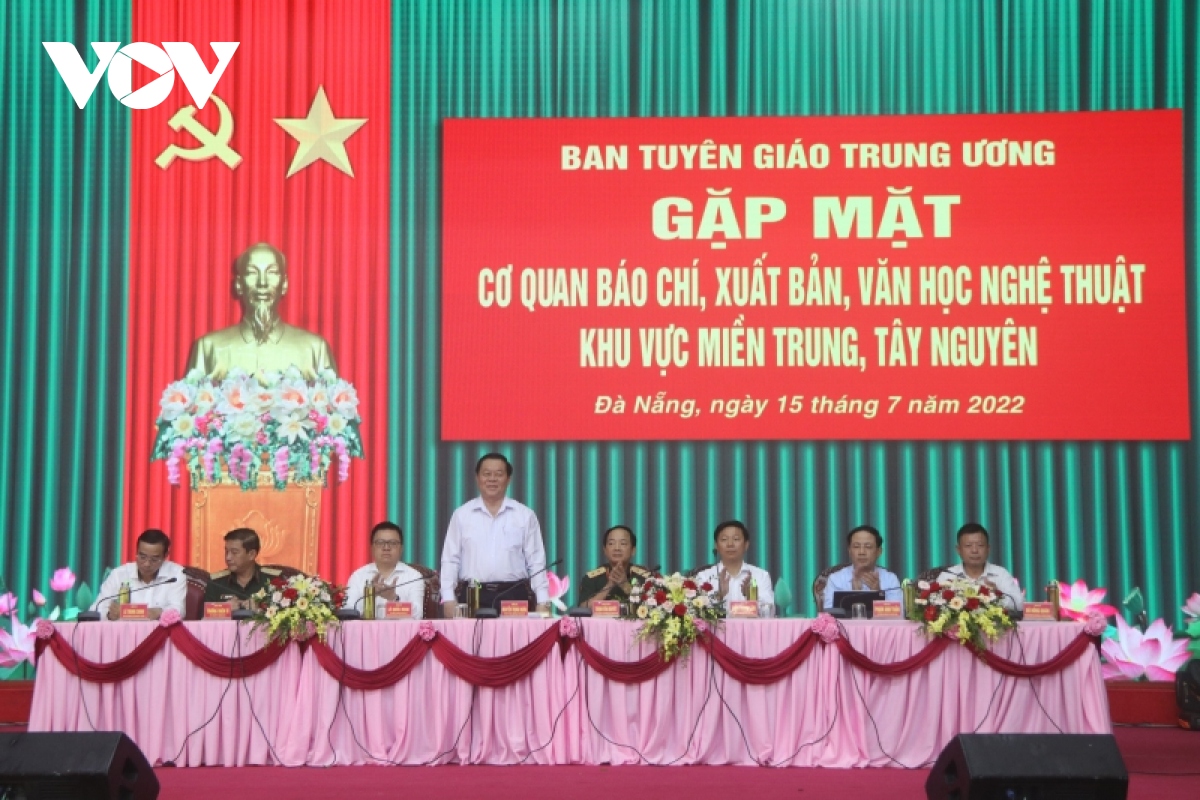 Ong nguyen trong nghia gap mat co quan bao chi, vhnt mien trung, tay nguyen hinh anh 1