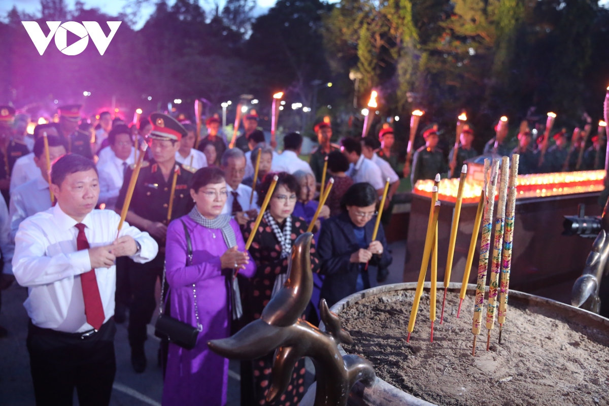 tp.hcm tuong niem cac anh hung liet si tai nghia trang hang duong - con Dao hinh anh 2