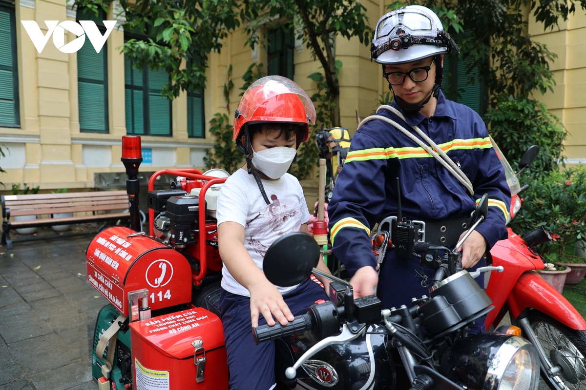 mot ngay lam linh cuu hoa cua tre em ha noi hinh anh 11