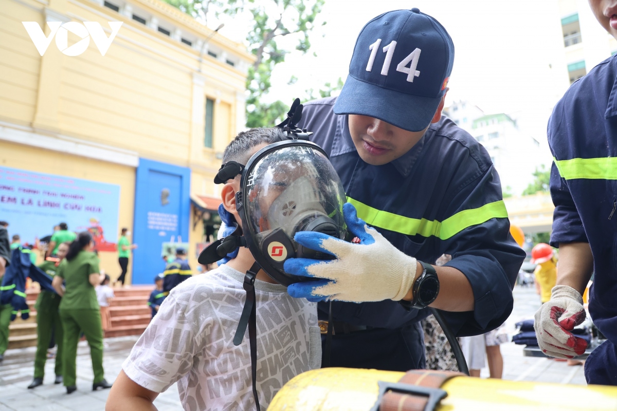 mot ngay lam linh cuu hoa cua tre em ha noi hinh anh 10